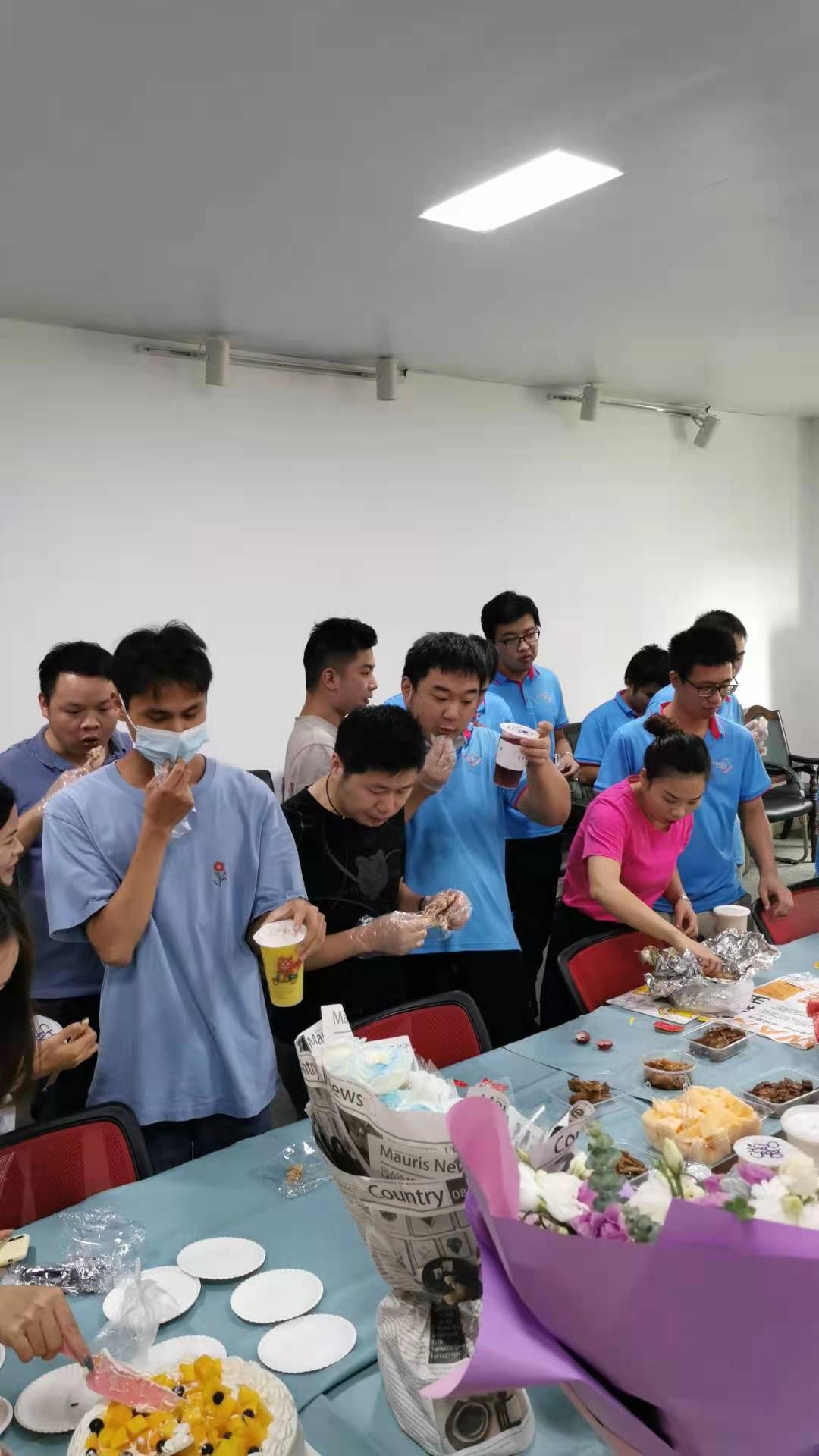 热烈庆祝康利邦团队达成业绩目标.jpg 热烈庆祝康利邦团队达成业绩目标.jpg