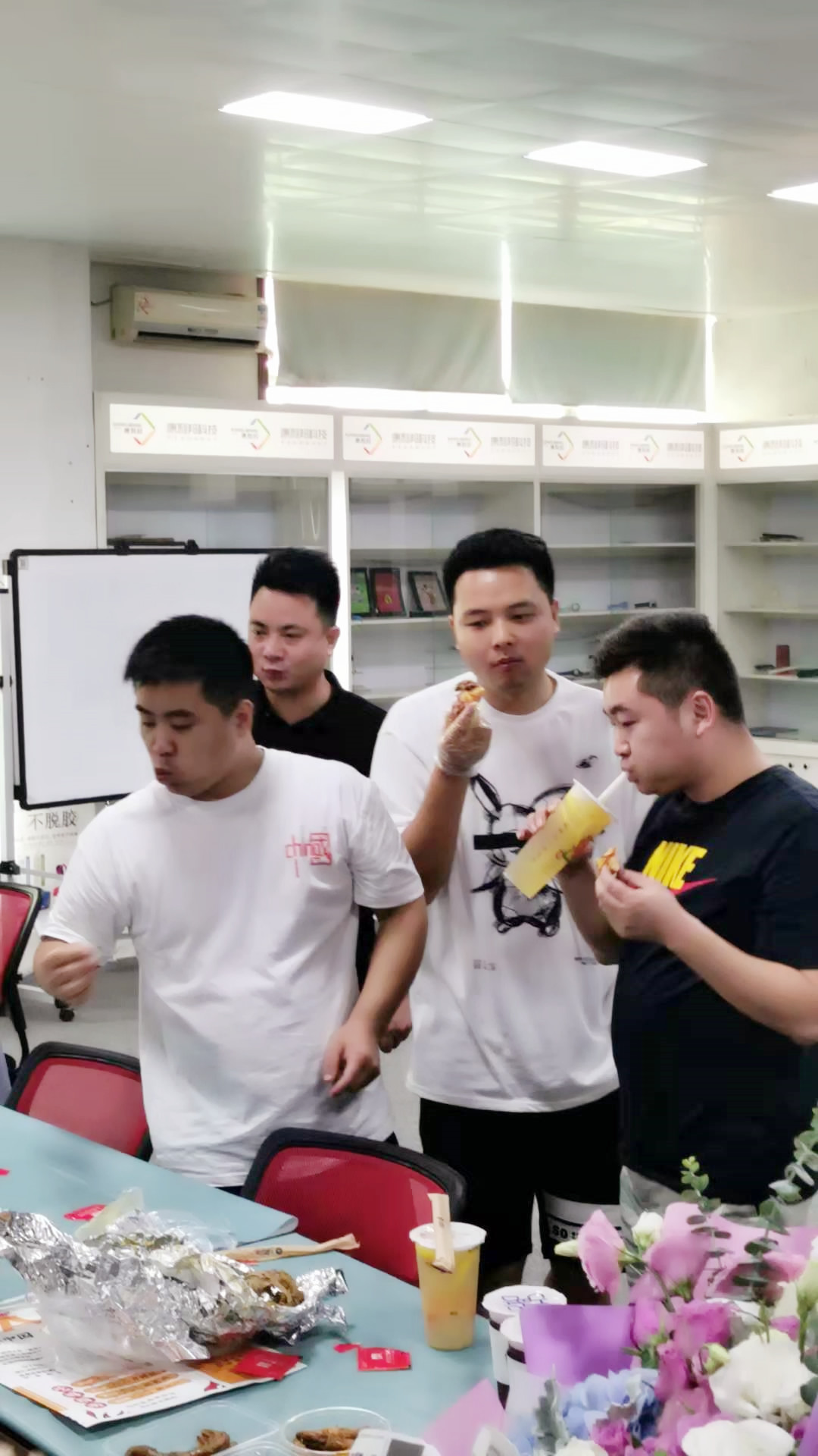 热烈庆祝康利邦团队达成业绩目标.jpg 热烈庆祝康利邦团队达成业绩目标.jpg